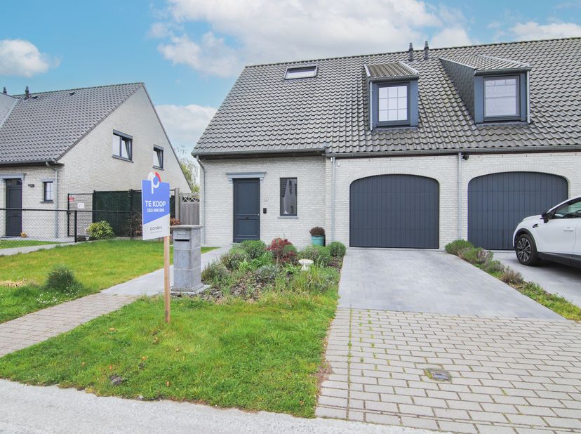 In het pittoreske De Haan, vlakbij Bredene, bevindt zich deze energiezuinige halfopen bebouwing (BEN-woning) in een rustige en kindvriendelijke straat