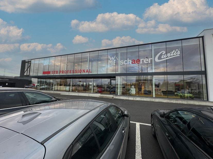 Vous êtes à la recherche d&#039;un nouveau bâtiment commercial spacieux et multifonctionnel ? Ce bâtiment impressionnant offre une combinaison idéale d&#039;une