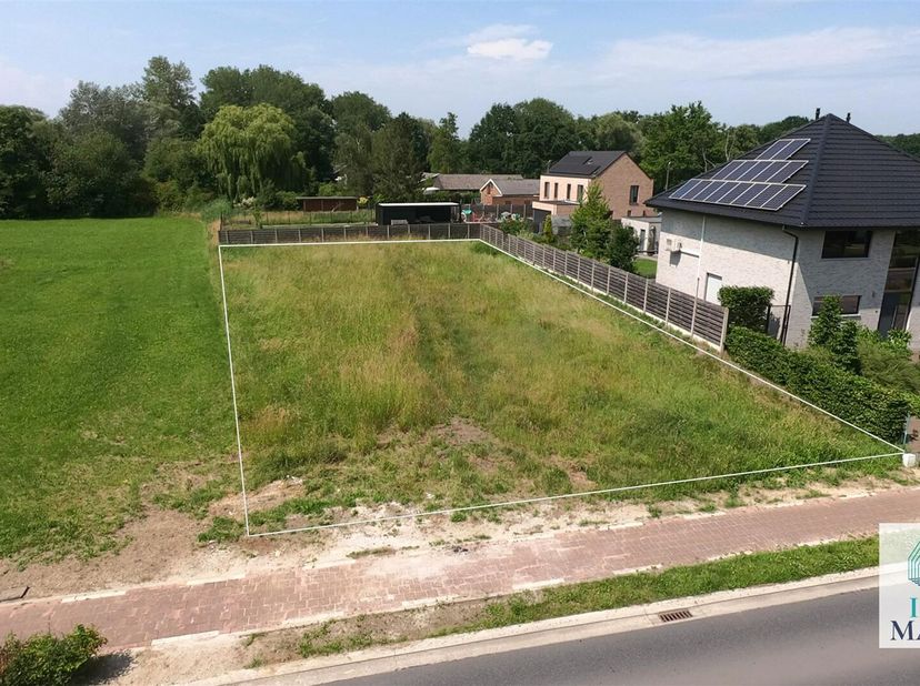 Mooi West georiënteerd perceel geschikt voor de bouw van een vrijstaande eengezinswoning. Deze bouwgrond is vooraan ca 16m breed en breder uitlopend n