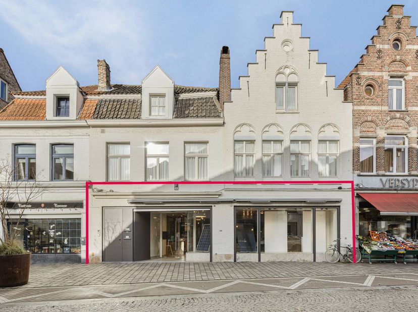 Zeer ruim handelspand te huur op een goede ligging in centrum Brugge met ruimte parkeermogelijkheid. &lt;br /&gt;
- Totale oppervlakte ca. 1503 m² in versch