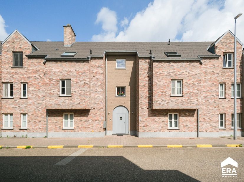 Gezellig gelijkvloers appartement met 2 slaapkamers en ruim, zonnig terras gelegen in Tongerlo centrum.Dit appartement heeft een bewoonbare oppervlakt
