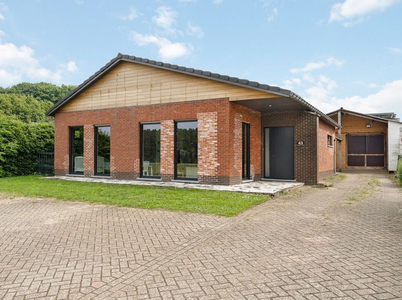 Op een uitstekende locatie te Beerzel bevindt zich deze ruime gelijkvloerse woning met 3 slaapkamers en loods op een perceel van 726 m². U geniet hier