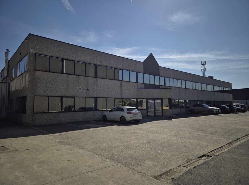 Ben je op zoek naar een kantoorgebouw voor uw bedrijf met zeer goede verbinding in Denderhoutem? Zoek niet verder! Dit kantoorgebouw is alles wat je z