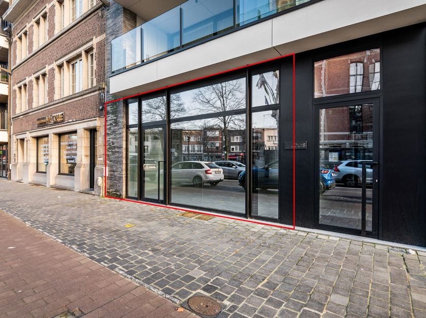 Top gelegen (!) nieuwbouw handelspand ca. 110 m² tegenover het Dokter Roossensplein in centrum Brasschaat&lt;br /&gt;
&lt;br /&gt;
Veel potentieel! | Grote visibi