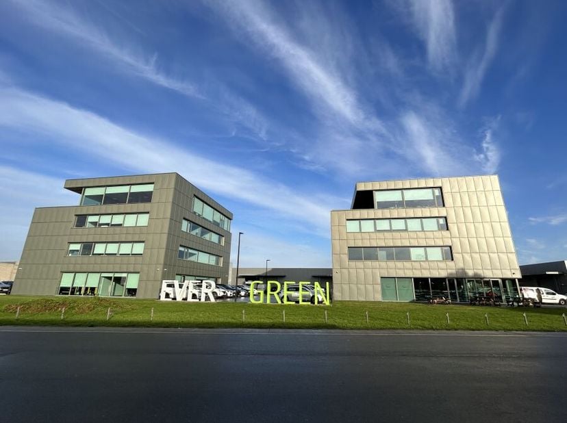 Modern complex van kantoren en magazijnen in industriezone voor milieubelastende activiteiten in Aarschot. De kantoren en magazijn zijn verbonden door