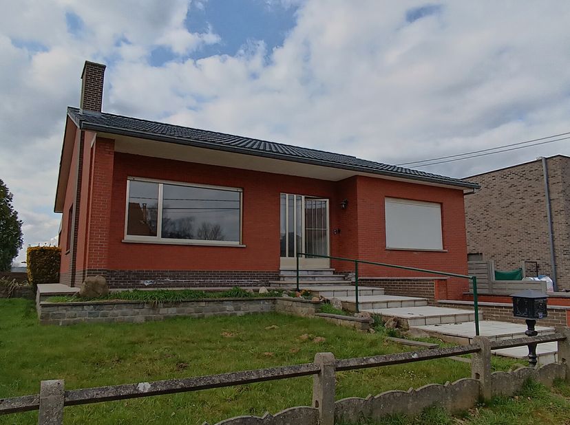 Bungalow met prachtig vergezicht.&lt;br /&gt;
Deze bungalow heeft volgende indeling: inkomhal met vestiaire, open leefruimte, keuken, veranda, apart toilet,