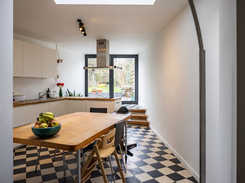 Deze rijwoning ligt in een zeer populaire buurt in Heverlee en werd reeds aan grondige renovaties onderworpen. Ook verkeerstechnisch is de locatie van