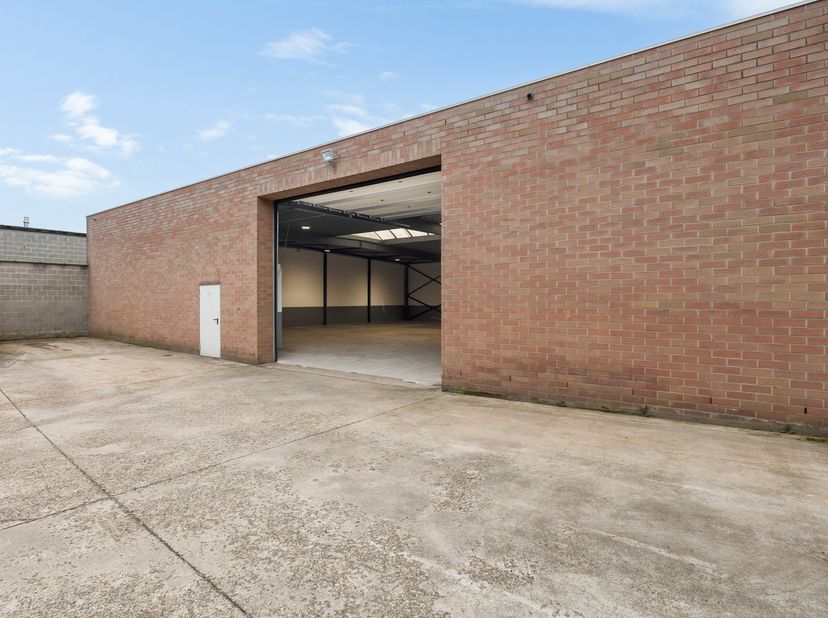 Volledig gerenoveerd ruim magazijn van ca. 600 m² + parking op een toplocatie op de Churchilllaan te Schoten&lt;br /&gt;
&lt;br /&gt;
Topligging in centrum (!) Sc