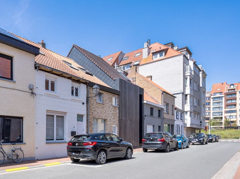 In een rustige straat in het hart van Heist vindt u deze charmante en instapklare gezinswoning. De woning is ideaal gelegen nabij winkels, openbaar ve