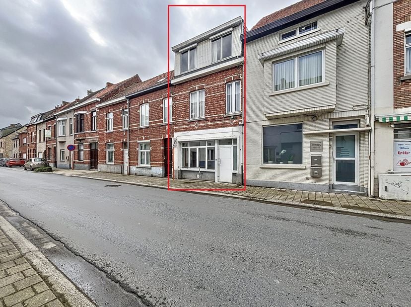 La maison peut être entièrement rénovée, mais offre une base solide pour ceux qui recherchent une maison abordable, de caractère et bénéficiant d&#039;un e