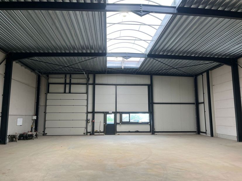 Gelegen in een vlot bereikbare KMO-zone langs de Trawoollaan in Machelen, bieden wij deze praktische opslag- of werkruimte van 359 m² te koop aan. De