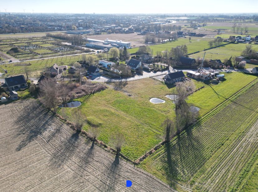 Uitstekend gelegen bouwgrond met een oppervlakte van 2.168m² (lot 3) nabij het centrum van Roeselare en alle belangrijke invalswegen.&lt;br /&gt;
Mooi lande