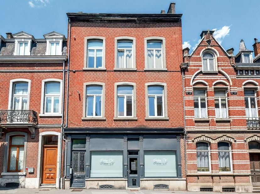 NAMUR, proche de toutes commodités, bel APPARTEMENT (2ch+1sdd) situé au 1er étage. Cet appartement se compose dun hall dentrée, dun salon/salle à mang