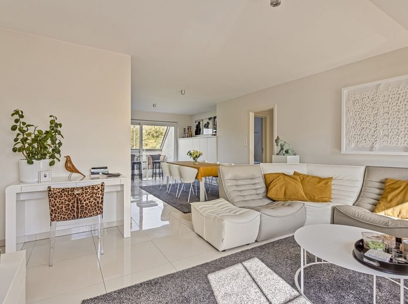Leuk en heel lichtrijk appartement gelegen op de bovenste verdieping van een kleinschalig gebouw. De Residentie &quot;Saint-Georges&quot; is gelegen in de Kanon