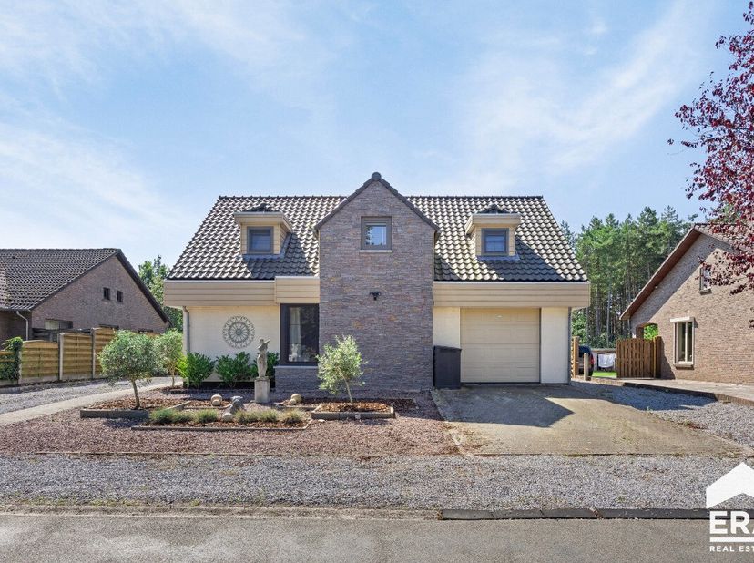 Prachtig gerenoveerde gezinswoning met zwembad nabij natuur! Deze mooie en ruime (229m²) gezinswoning is volledig gerenoveerd in de afgelopen jaren. D