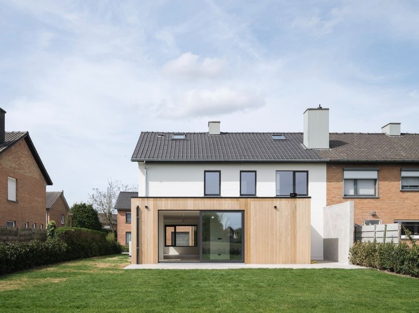 Hoogwaardig gerenoveerde gezinswoning met 4 slaapkamers en landelijke zichten – nabij station Hansbeke&lt;br /&gt;
&lt;br /&gt;
Deze instapklare woning bevindt zi