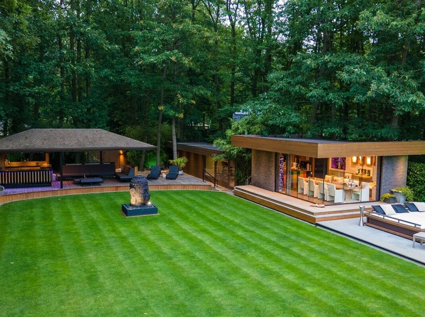 Ruime villa met prachtige tuin, zwembad en bijgebouwen op 2.063m² grond.&lt;br /&gt;
Volledig privé, achter poort en degelijk omheind, gelegen aan de rand v