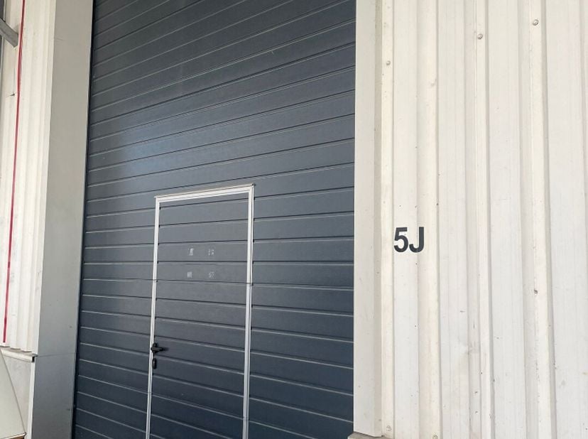 Opslagruimte te koop, strategisch gelegen in de industriezone van Mechelen-Zuid. Deze unit ligt vlakbij de op- en afrit van de E19 en heeft een uitste