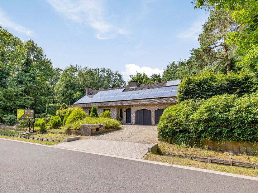 Deze woning is gunstig en residentieel gelegen in een groene omgeving in de Europawijk, op de grens van Mol en Geel.  Tevens zeer rustig gelegen in ee