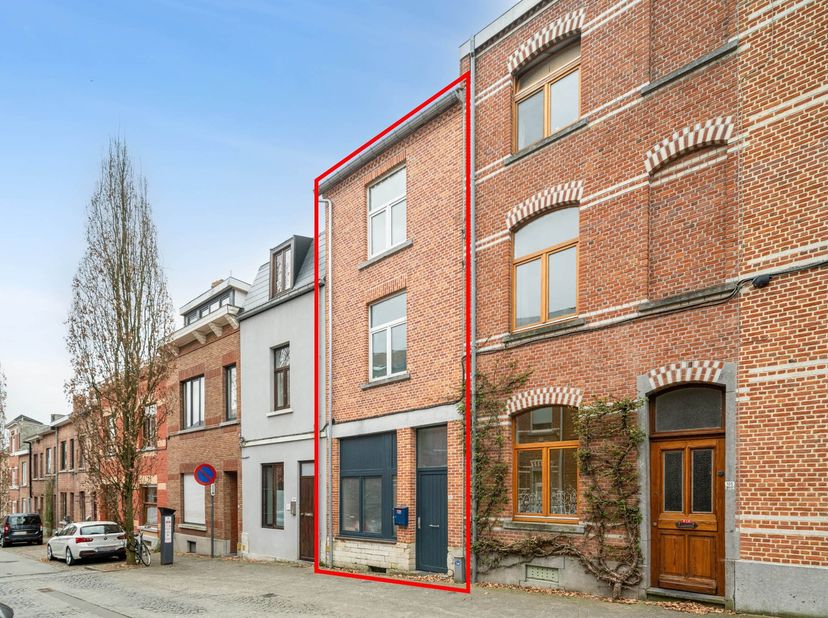 Deze fijne woning is gelegen in de opgewaardeerde Bankstraat te centrum Leuven en biedt heel wat ruimte en mogelijkheden! Geschikt als gezinswoning me