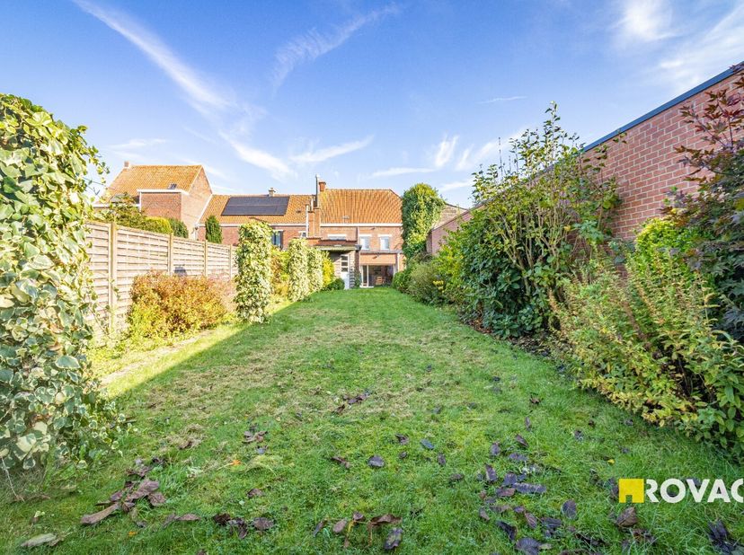 Deze centraal gelegen woning ligt vlakbij centrum Sint-Eloois-Winkel en biedt tal van mogelijkheden. Het pand werd vroeger in gebruik genomen als buur