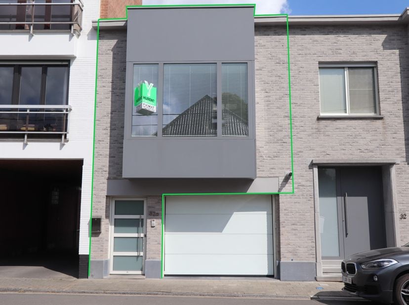 Dit centraal gelegen, doch vlot te bereiken appartement te Zwevegem bestaat uit een lichtrijke woonkamer met volledig ingerichte open keuken, berging,