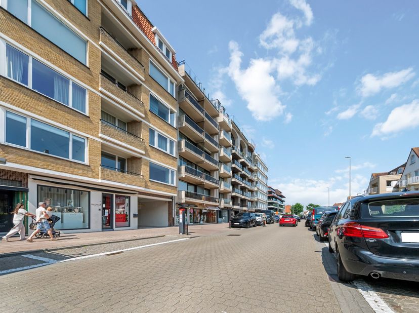 Appartement de trois chambres élégamment rénové avec vue dégagée sur la Kustlaan&lt;br /&gt;
Cet appartement récemment rénové et de haute qualité bénéficie