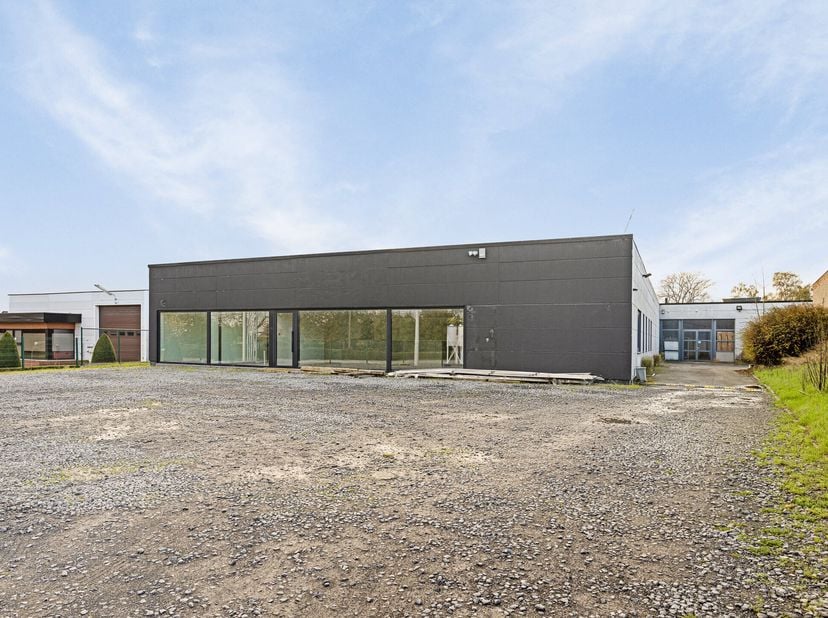 Bâtiment commercial d&#039;environ 1 440 m² sur environ 4 195 m².&lt;br /&gt;
Emplacement visible près de l&#039;entrée et de la sortie de l&#039;E403.&lt;br /&gt;
La propriété