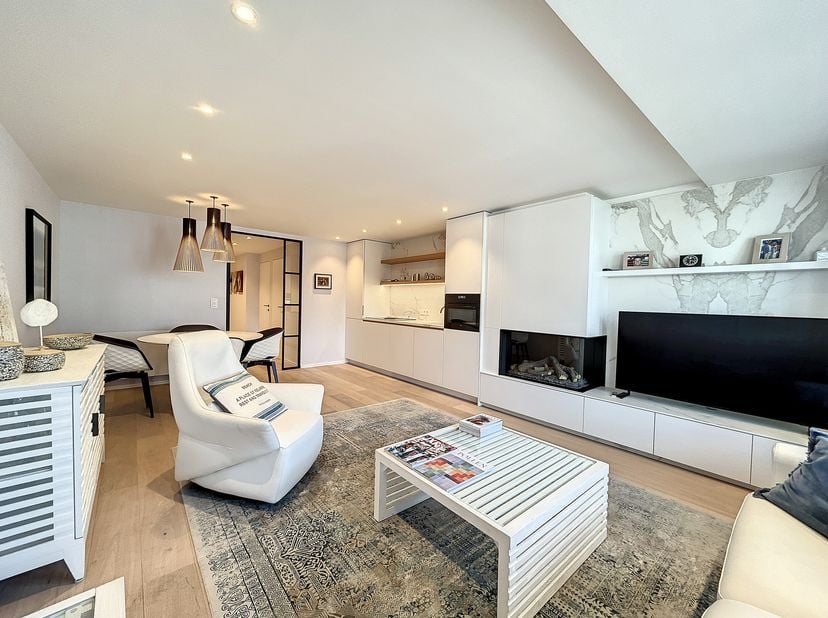 Prachtig appartement met 2 slaapkamers op een zeer centrale ligging te koop in Knokke. Dit stijlvol appartement is volledig gerenoveerd en geniet van