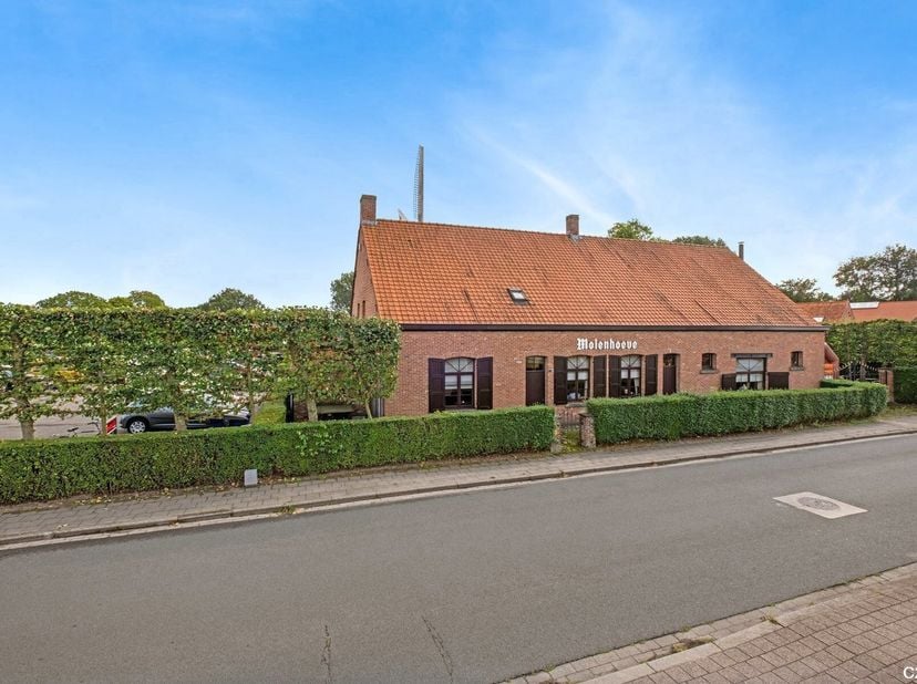 Te koop aangeboden: Domein met horecazaak in uitstekende staat.&lt;br /&gt;
Deze goedlopende horecazaak is gelegen op een strategische locatie en wordt incl