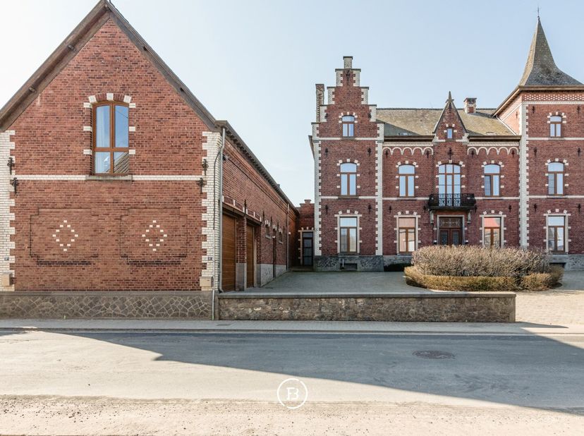 In het pittoreske Ellezelles bevindt zich deze tijdloze karakterwoning, waar authentieke charme en modern wooncomfort hand in hand gaan. De woning is