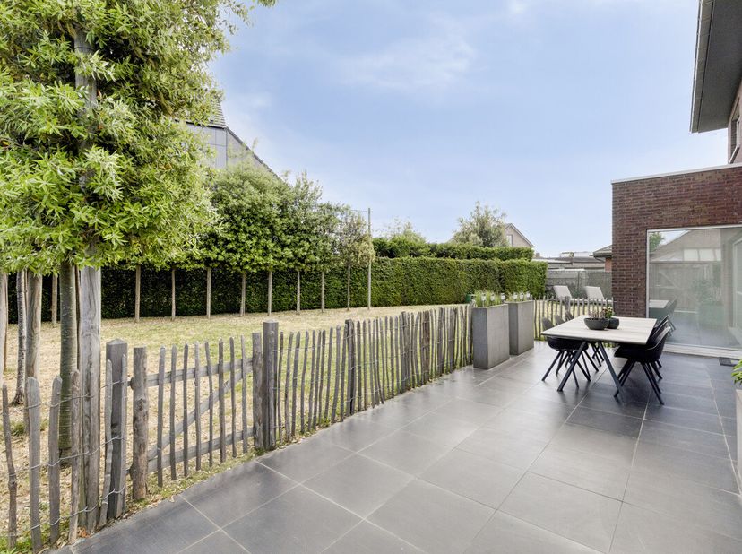 Villa de rêve à Haasdonk: luxe, confort et technologie vous attendent!&lt;br /&gt;
Entrez dans une oasis de paix et de style. L&#039;espace de vie spacieux, enri