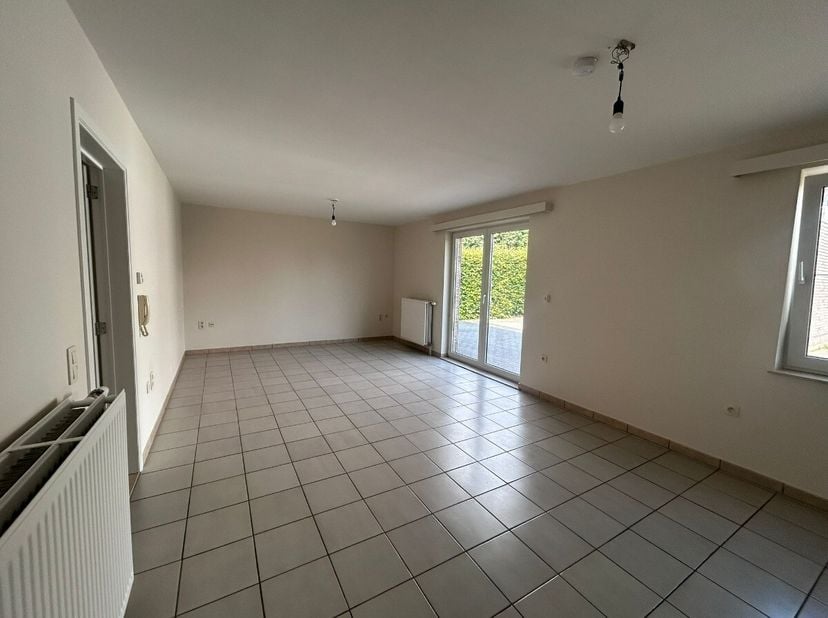 Gelijkvloers appartement met 1 slaapkamer en autostandplaats in Hasselt.Voor meer info ga naar https://www.era.be/nl/te-huur/hasselt/appartement/gelij