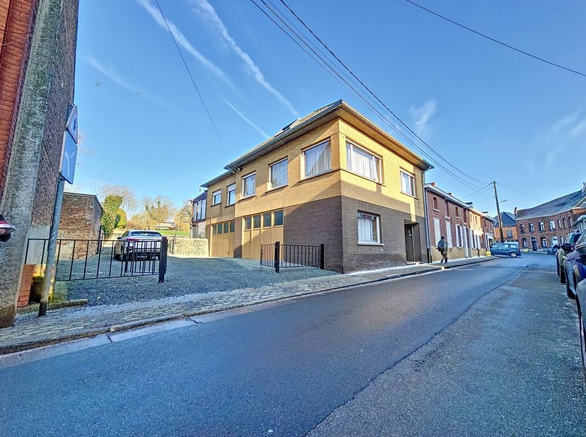 Située dans le charmant centre villageois de Bassilly, sur une parcelle de 18a70, cette spacieuse habitation vous séduira par ses surfaces et sa lumin