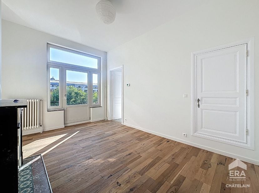 ERA Chatelain heeft het genoegen u dit charmante duplex appartement met 2 slaapkamers + terras voor te stellen, ideaal gelegen in het hart van de Euro