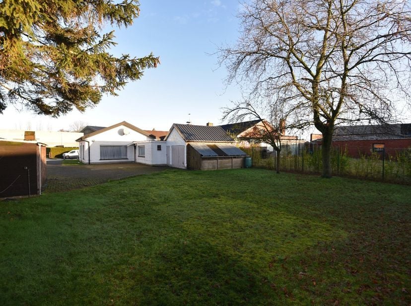 Open bebouwing op 882 m² met inkom, woonkamer, keuken, berging, toilet, 2 slaapkamers, badkamer met ligbad, lavabo en toilet, stookplaats, garage en z