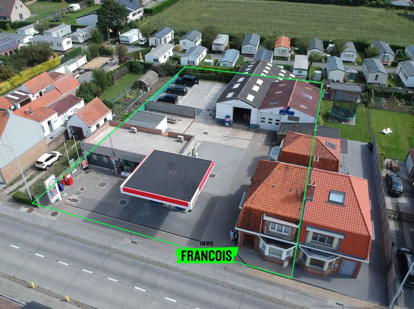 Op werkelijk een toplocatie in De Haan treft men deze projectgrond. Het perceel bestaat uit een woonhuis met benzinestation, shop en garageactiviteit