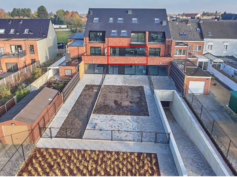 Op zoek naar een modern en praktisch gelegen appartement in hartje Lommel? Dan is dit instapklare 1-slaapkamerappartement op het eerste verdiep in het