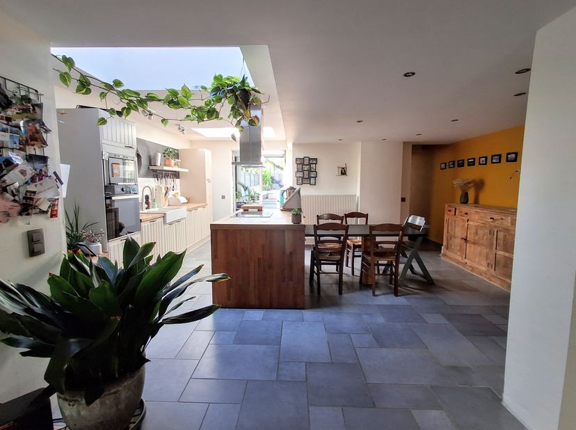 Deze ruime en verzorgde woning is ideaal gelegen in het centrum van Lauwe, op wandelafstand van winkels, scholen en met vlotte verbinding naar de E17.