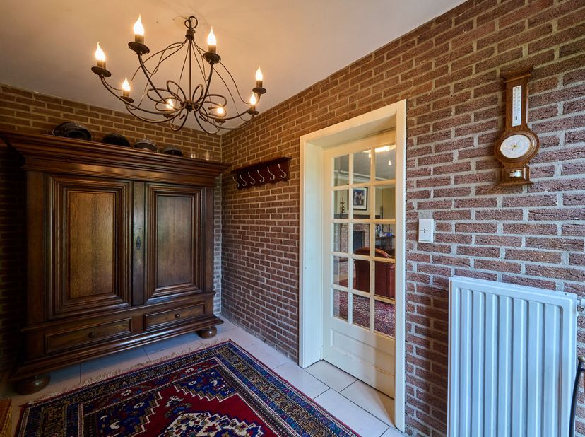 In een rustige en groene buurt van Bocholt ligt deze verrassend ruime woning op een volledig omheind perceel van 6are 96ca. Deze biedt op het gelijkvl