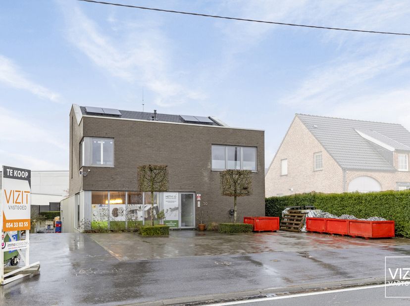 KMO-unit met woning op commerciële ligging te Pajottegem (voormalige Herne, Ninoofsesteenweg), op verbindingsweg tussen Edingen en Ninove. Recent ener