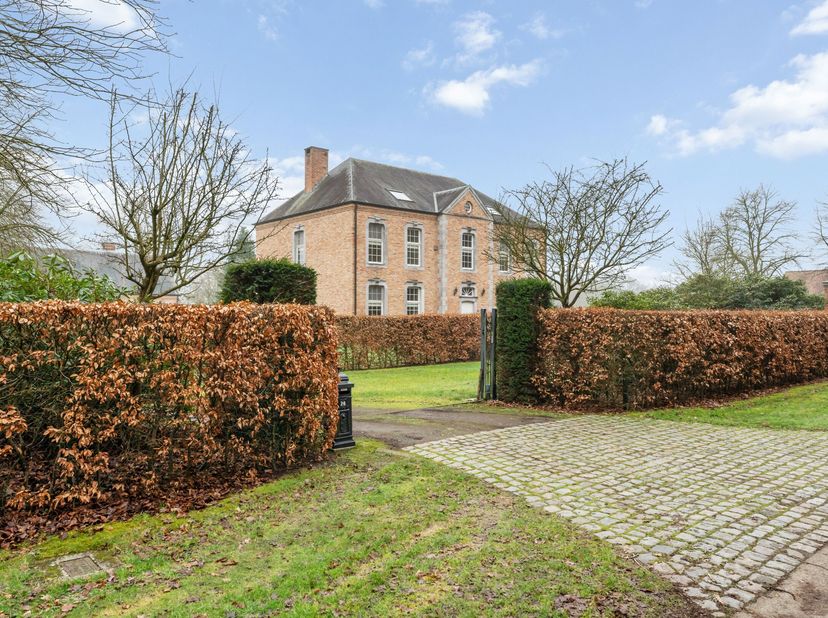 In een rustige straat, grenzend aan natuurgebied en aan de Kempense Golfclub, treffen we deze exclusieve villa met o.a. 3 slaapkamers, 3 badkamers en