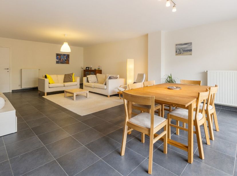 De Panne: Ruim gelijkvloers appartement met zongericht terras en privatieve parkeerplaats! Ontdek dit zeer ruime gelijkvloerse appartement, gelegen in