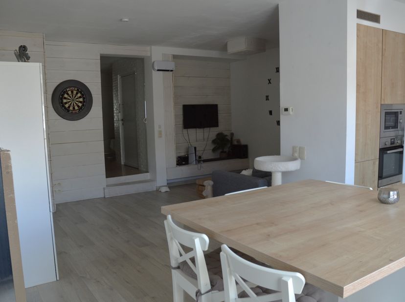 Het appartement is een ideale starterswoning en biedt voldoende ruimte om er een gezellig stekje van te maken. Het is gelegen vlakbij het bruisende ce