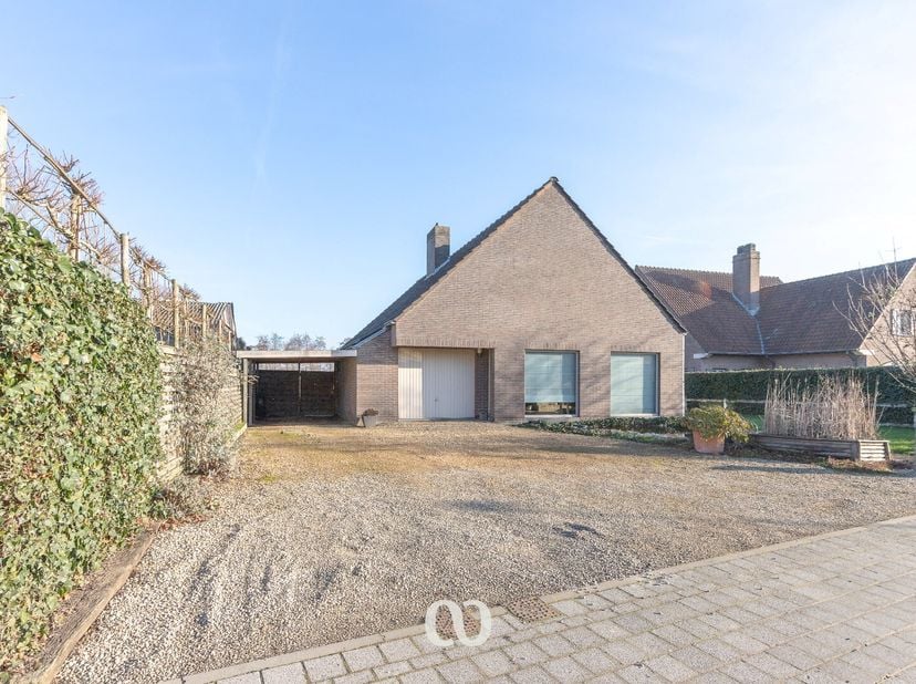 Dans un environnement résidentiel calme, vous trouverez cette maison individuelle prête à emménager à Ouwegem. La propriété est implantée sur un terra