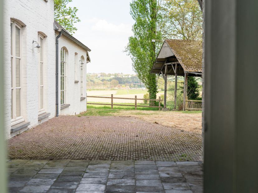 In het rustige en groene Maarkedal, in het landelijke Bakkerbos, vindt u deze karaktervolle hoeve op een prachtig perceel van ca. 5.500 m². Dankzij de