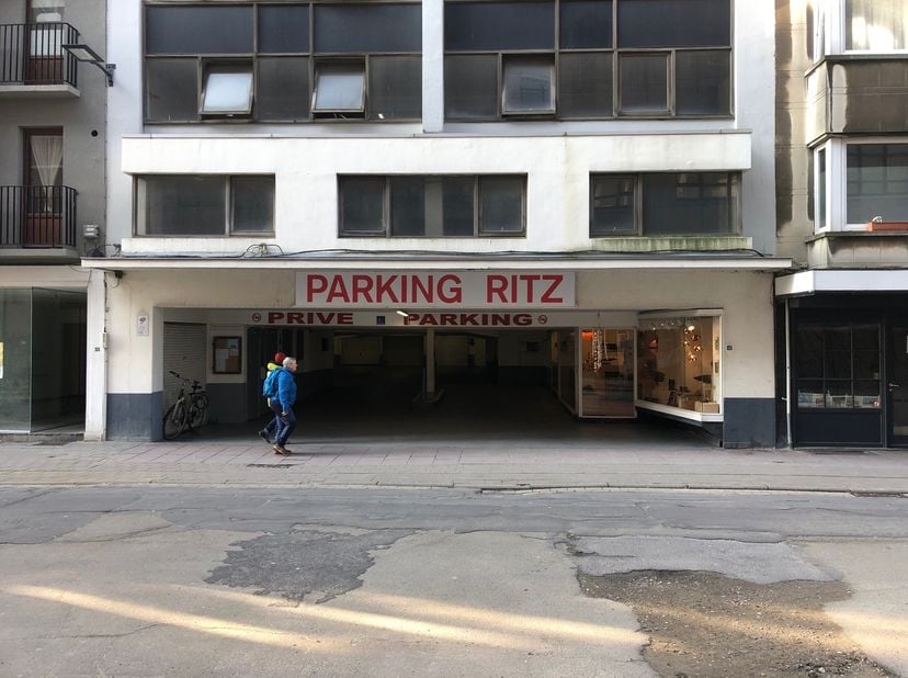 Centraal gelegen garagebox met afmetingen 2.50 x 4.92 in het centrum van Oostende, 8° verdieping (met autolift), verhoog de waarde van uw appartement