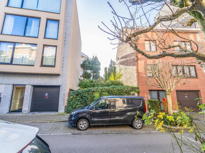 Idéalement situé dans un quartier résidentiel recherché, TRIOR Woluwe vous propose ce terrain de 1 are 45ca orienté Sud. Il permet la construction d&#039;u