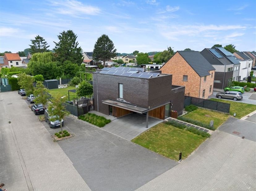 Ben je opzoek naar een stijlvolle, energiezuinige woning met veel ruimte, licht en luxe? Dan is deze moderne open bebouwing van 2012 in Nieuwerkerken