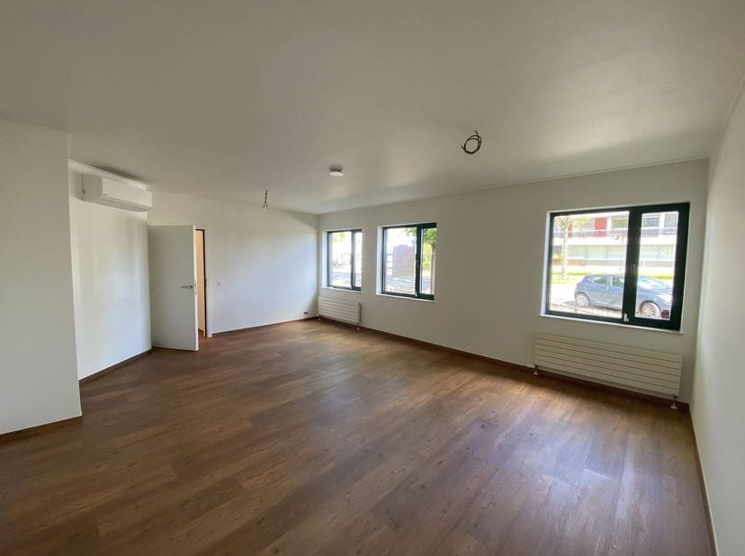 4 espaces de pratique/bureaux (de 17 à 30 m²) à louer le long du Maalse Steenweg à Sint-Kruis.&lt;br /&gt;
Chambre 1 (17 m²): 450 EUR/mois + 100 EUR d&#039;appar